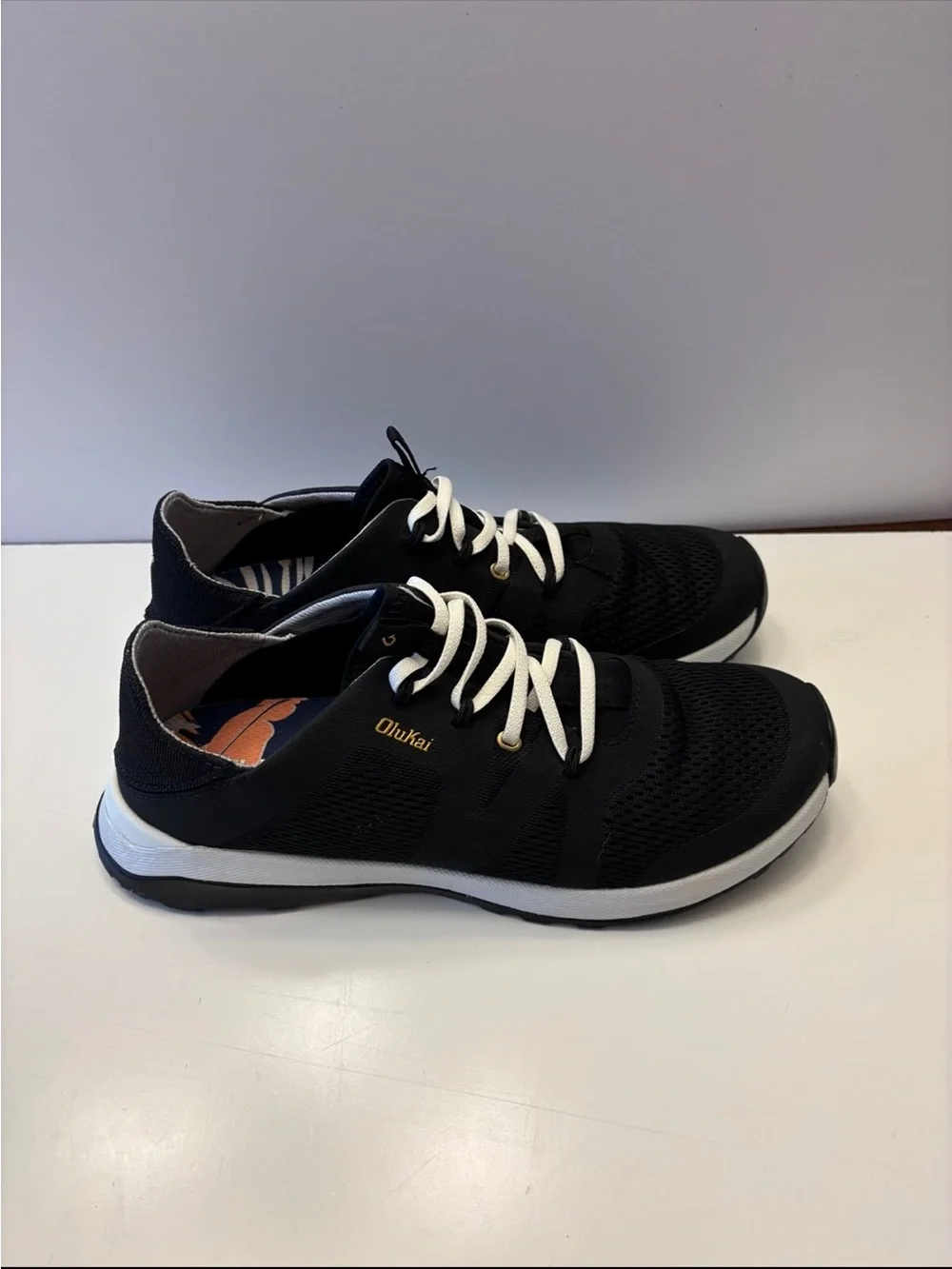 OluKai Huia Sneaker (Women) size 9.5